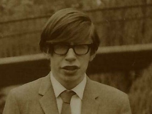 Stephen Hawking, en sus años universitarios, intentó dormir una noche de cada dos, pero descubrió que se trataba de algo imposible