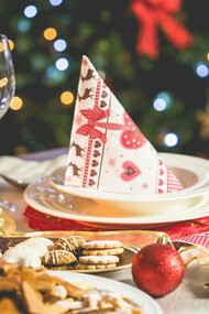 Comer demais no natal é comum mas jejuar não é a solução. Retorne à rotina saudável com alimentação balanceada, mais água e atividades físicas para cuidar do corpo e da mente