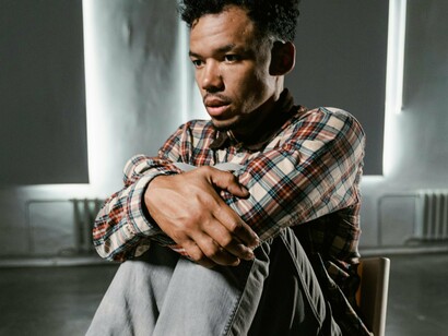 Opostamente a solidez e frieza de uma inteligência artificial que tudo demonstra saber, está um sujeito esquálido e sem força, que ao que parece emprestou todo seu vigor para sua oponente já nomeada. Um sujeito preguiçoso de suas próprias ideias, que delega seu saber ao artificial. Que depende quase já incondicionalmente de um outro que tudo lhe dirá



