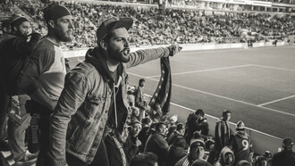 Torcedor em campo esbraveja e profere xingamentos contra o time adversário