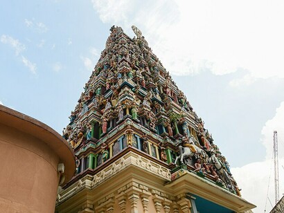 Resulta necesario, entonces, inferir que Dios, en tanto efecto, ha existido desde siempre como un conocimiento integrado y compartido por todos. Templo Sri Mahamariamman, el templo hindú más antiguo en Georgetown, Penang, Malasia