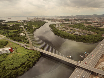 Porta de entrada internacional do rio de janeiro e do brasil  com canais podres e lixo por toda a parte - cartão de visita para o visitante da "cidade maravilhosa"