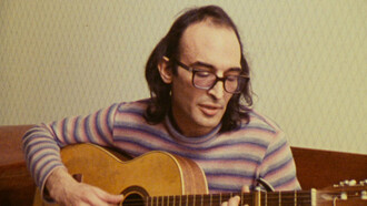 Chicho Sánchez Ferlosio con su inseparable guitarra