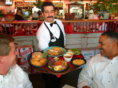 Camarero mexicano en un restaurante de Estados Unidos