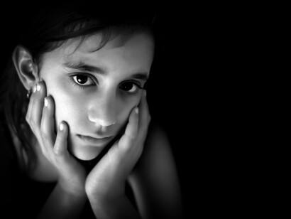 El niño acosado muestra un comportamiento nervioso, triste e irritable