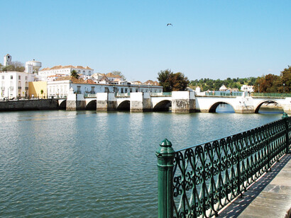 Con tiempo para parar, observar, degustar. Empaparte de lo que tienes a tu alrededor. Disfrutar de lo simple. Puente Antiguo (Puente Romano) sobre el río Golao, Tavira, Algarve, Portugal