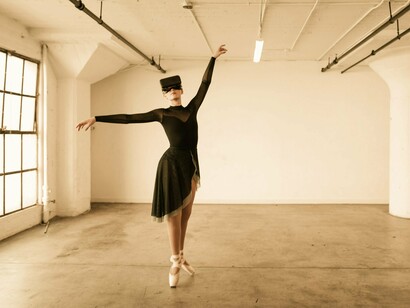 Bailarina estuda seus passos com a ajuda de realidade aumentada. Em 2019, no álbum PROTO, Herndon apresentou Spawn, um algoritmo de voz sintética que interagia diretamente com suas composições. Para ela, a IA não é apenas uma ferramenta, mas também uma potencial parceira criativa