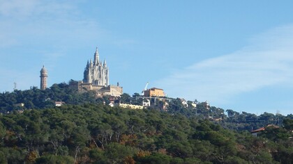 Fotografía: Oscar Farrerons Vidal.«Tibi dābō», que significa «te daré», expresión que proviene de unos versículos de la Biblia Vulgata. El templo expiatorio del Tibidabo, y a la izquierda la torre de las Aguas