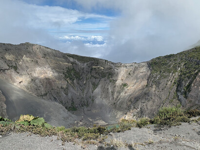 El gran corredor que abrazaba la casa, ofreciendo una vista espectacular del edificio de la escuela Esquivel, la torre del convento franciscano y, al fondo, la perenne silueta del volcán Irazú. Cráter principal del volcán Irazú, 2020, Cartago, Costa Rica