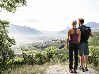  Due persone seguono il magnifico percorso del Waalweg di Marlengo, Trentino alto Adige, Italia