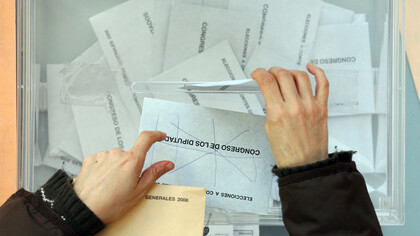 Depositando una papeleta en las urnas españolas