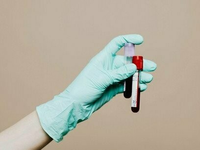 Outro mito comum é pensar que biohacking é uma solução mágica que trará resultados imediatos. A realidade é que, assim como o treinamento físico, o biohacking requer disciplina, paciência e entendimento das necessidades individuais. O corpo humano é complexo e não reage da mesma forma a todas as intervenções. Além disso, muitas técnicas de biohacking ainda estão em estudo, o que significa que é necessário ter cuidado para não cair em modismos ou adotar métodos sem comprovação científica