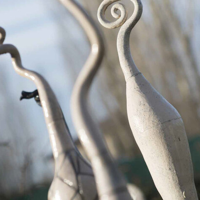 La musica del silenzio, 2011, particolare, ceramica raku, ferro, cemento