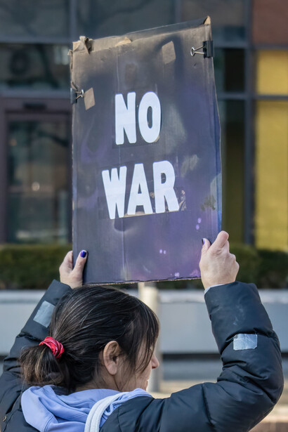 Manifestante se expresa en contra de la guerra por la intervención estadounidense en Venezuela. Columbus, Ohio, Estados Unidos, enero de 2006