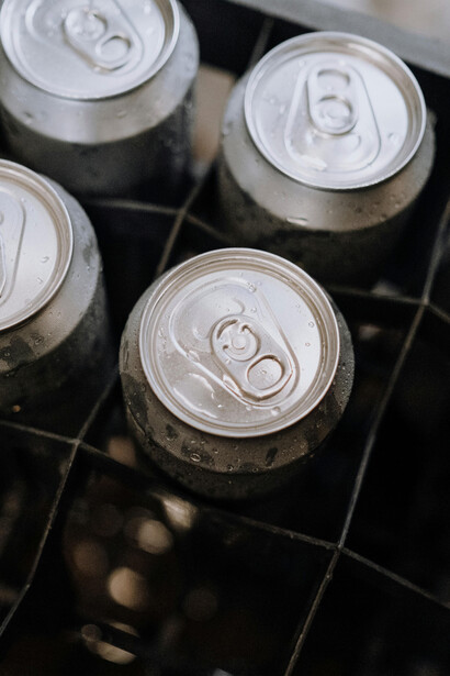Latas de refrigerante. O ácido fosfórico, presente em muitos refrigerantes, pode interferir na absorção de cálcio e outros minerais importantes para a saúde dos ossos, aumentando o risco de osteoporose