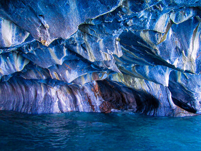 Formaciones de mármol esculpidas por la erosión, junto a las aguas turquesas del lago General Carrera en Puerto Río Tranquilo, Chile