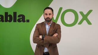 Santiago Abascal salta al ruedo ibérico en olor de multitudes «regeneradoras» y, con su biografía 'typical spanish', seguro que triunfa: su abuelo fue alcalde de Amurrio durante el franquismo y al actual presidente de Vox no se le conoce trabajo fuera de las mamandurrias de la política