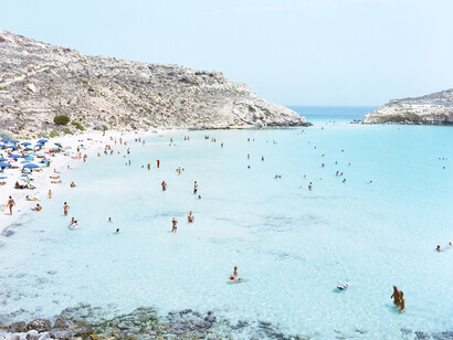 Massimo Vitali, Lampedusa #4659, 2012, Chromogenic print, courtesy of the artist and Benrubi Gallery