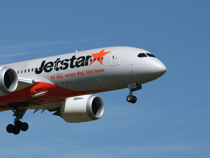 Aereo nel cielo azzurro del primo mattino