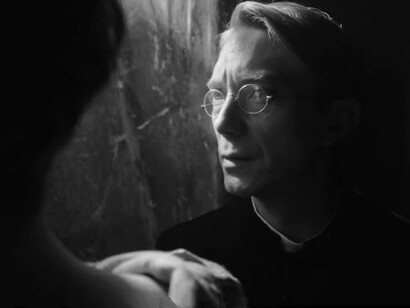 Swann Arlaud in una scena del film "Lo straniero" di Ozon