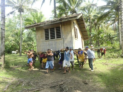 Ahora más que nunca es el momento de volver a actuar en colectivo, sumando más allá de los intereses particulares -incluidos los políticos- para ver la fuerza de la humanidad. Minka, auzolan, vereda, bayanihan. Filipinas