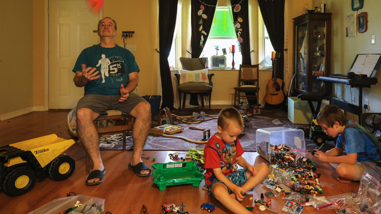 Padre con sus hijos durante la pandemia de Covid 19