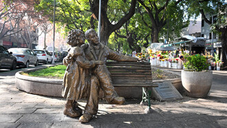 Estatua de San Martín y Merceditas, Mendoza, Argentina. La figura de San Martín trasciende su papel de libertador para revelarse también como un padre profundamente comprometido con el legado moral y educativo que dejaba a su hija