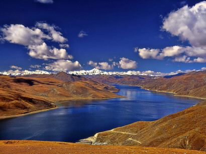 Tibet – Il Lago Yamdrok Tso dai 4700m del passo Kamba-la sulla catena montuosa dell’Himalaya. Ph. Sergio Pessolano