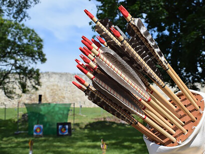 La direzione dell’energia rossa è rappresentata da una freccia scagliata in avanti, e così appare il corpo di chi appartiene a questa personalità
