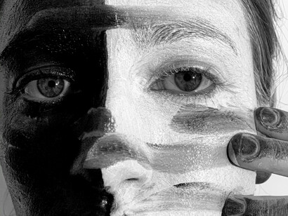 Viso triste di donna in bianco e nero. Verso la luce: un viaggio interiore di rinascita e accettazione