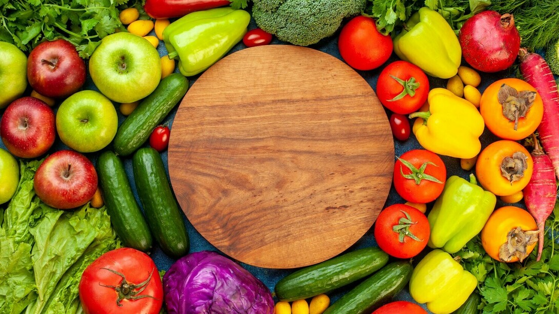 Incorporar alimentos de temporada, de proximidad y, si es posible, ecológicos. Verduras y frutas, como base principal, priorizando diferentes colores y texturas