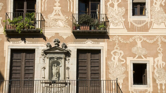 Esgrafitos na fachada de um edifício em Barcelona