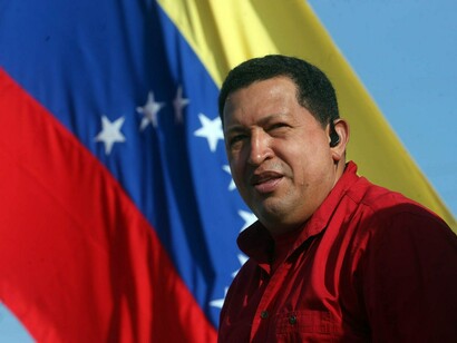 Hugo Chávez ante una bandera de Venezuela