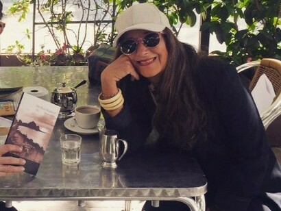 Susana Gross en una cafetería