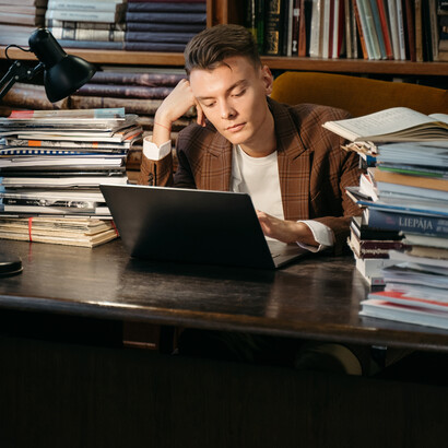 Autor reúne todos os livros que utilizou durante a escrita de seu texto para fazer corretamente as referências bibliográficas