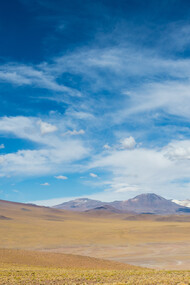 Militares erupcionando el país con mentiras. Panorama volcánico en el que se aprecian —de izquierda a derecha— Volcán Miñiques, Cerro Tuyajto, Cerro Murchota y Cerros de Incahuasi. Cordillera de los Andes, norte de Chile