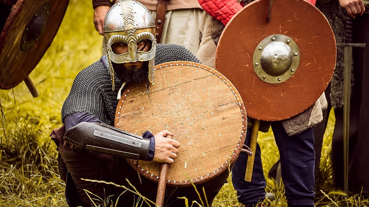 Guerrieri con scudi. Educazione dei giovani sanniti: il duro addestramento dei futuri guerrieri