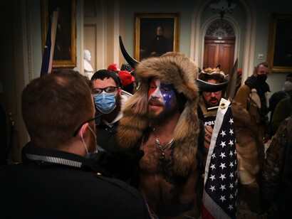 Manifestante en el interior de la sede del Capitolio el 6 de enero de 2021, Washington D.C., EE.UU.