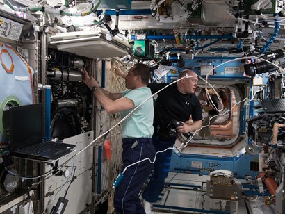 Il comandante della spedizione 55 Anton Shkaplerov (in primo piano) e l'ingegnere di volo Oleg Artemyev, entrambi cosmonauti in rappresentanza di Roscosmos, sostituiscono le bombole del collettore all'interno del Combustion Integrated Rack del modulo di laboratorio Destiny