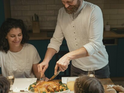 Jantar em família. Lembre-se hoje, quando o sol estiver se pondo, desse texto e agradeça pela oportunidade de estar cumprindo por mais um dia sua jornada terrestre, se o dia foi ruim pelas circunstâncias, ressignifique esse dia, encontre nele o que houve de bom e você deu o devido valor porque valorizou o que teve de negativo