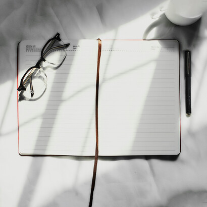 Algunos textos, especialmente del género slice of life, exploran la vida cotidiana sin un conflicto central evidente, enfocándose en la contemplación de lo cotidiano