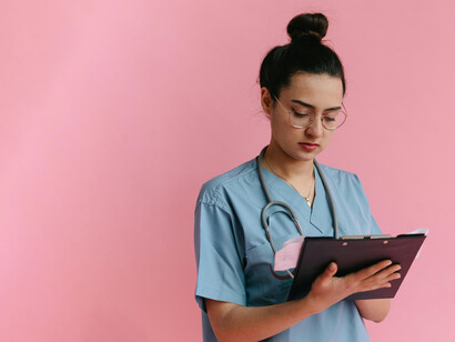 Doctora revisando la agenda del equipo. Los líderes en el sector salud tienen, entre otras, la responsabilidad de moldear la cultura organizacional