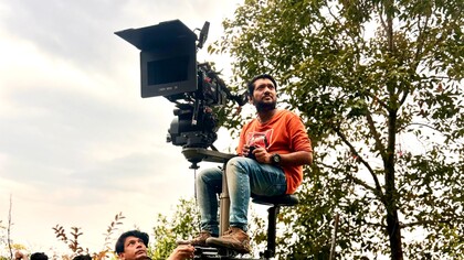 Arindam Bhattacharjee è un direttore della fotografia indiano attivo nel cinema, nelle serie web, nella pubblicità e nei videoclip. In una foto durante le riprese di un film