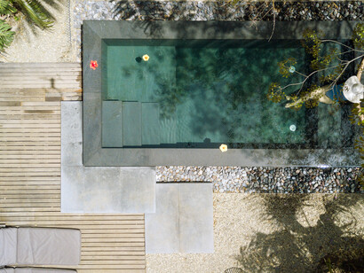 Vista dall’alto di una piscinetta privata di una suite del resort Donna Carmela