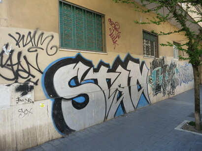 Una palazzina imbrattata nel quartiere Monteverde di Roma