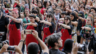 El colectivo Las Tesis interpreta la performance «Un violador en tu camino» junto con cientos de mujeres