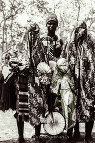 Egun em yoruba representa um ancestral de uma linhagem ou um dos espíritos da comunidade. No plural, são chamados Egungun, que se refere a um coletivo de espírito ancestral que ocupa um espaço em Orun (terra das divindades). Durante festivais como aquele em que esta fotografia foi tirada, os Egungun estão sempre presentes para representar os ancestrais do povo e geralmente são escoltados por bateristas de gangan (tambor falante). Reconhecer as sinfonias da nossa essência é combinar o firmamento do eu singular em consonância com a malha interconectada chamada coletividade. Antes da matéria, havia algo que ressoava, vibrava, uma energia primordial que unia o macro e o microcosmo e talvez orquestre ainda hoje a nossa jornada de vida