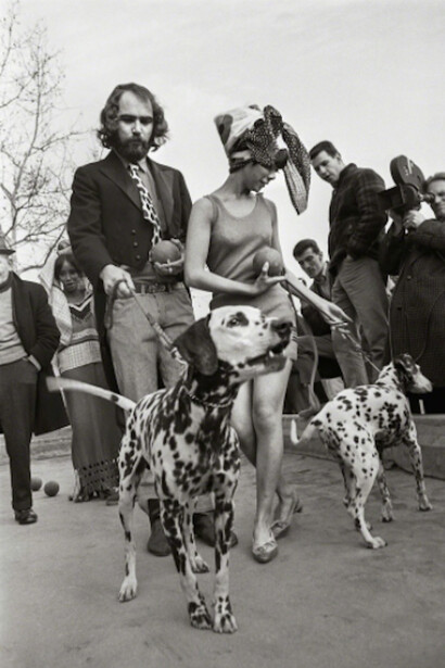 Larry Fink, Fashion Shoot, New York, 1966. Courtesy of Damiani