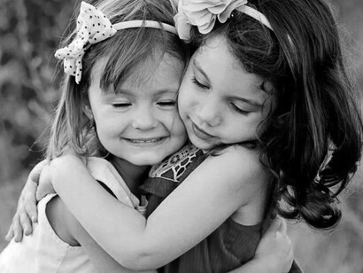 I bambini si abbracciano spesso