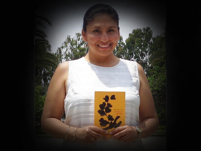 Navale Quiroz con su libro 'Siembra de espirales' (2019), en cuya portada aparece una sugerente acuarela de Sandra Estela (Fotografía de Gianmarco Farfán Cerdán)